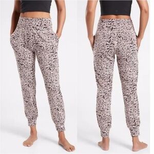 🌈 6/$60 Athleta Women's Salutation Jogger in Meadow Decadent Chocolate Small